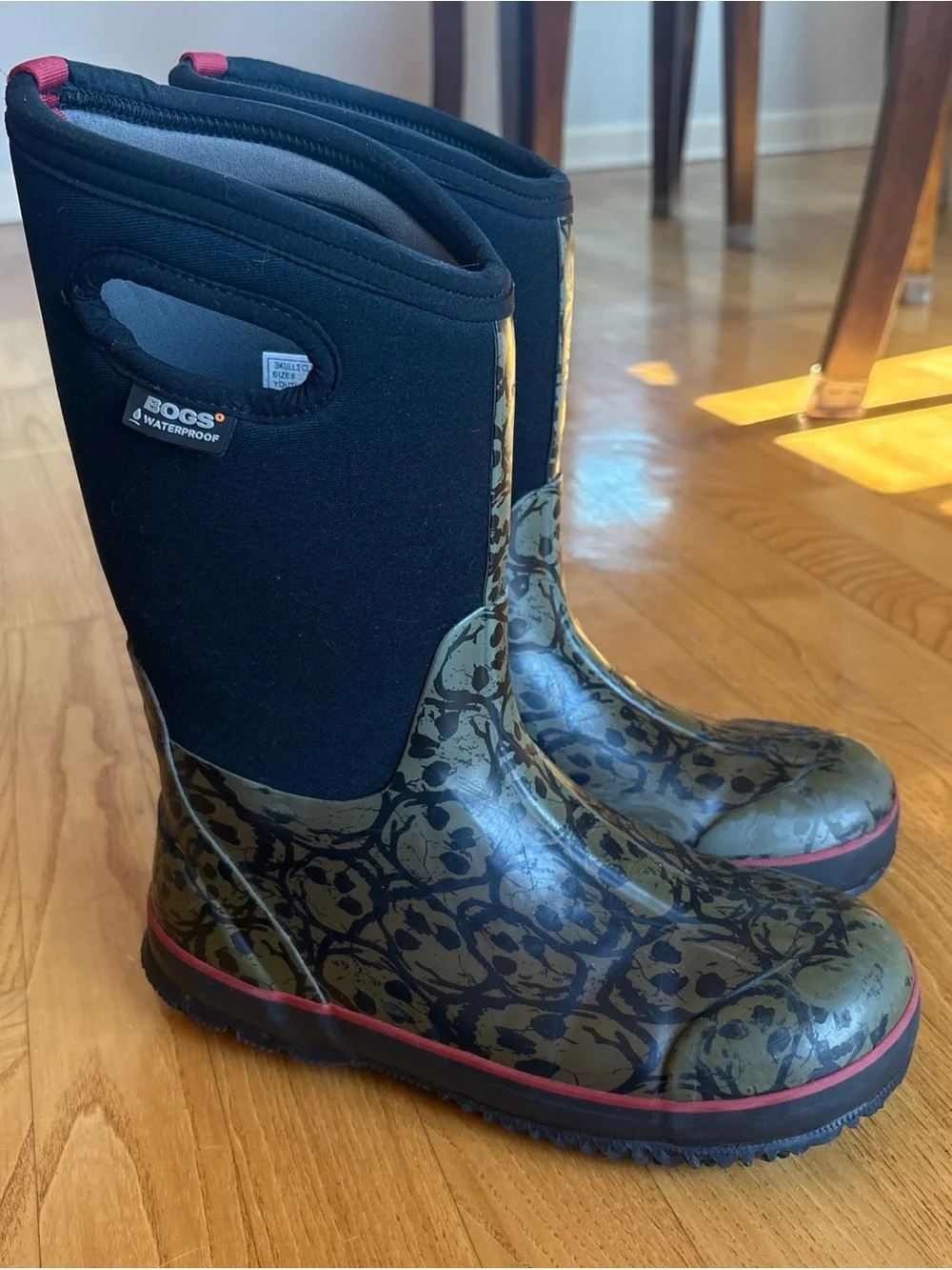 Bogs Snow Boots Classic Skulls Black Neoprene Big Kid Youth Boys Size 5 38 EU